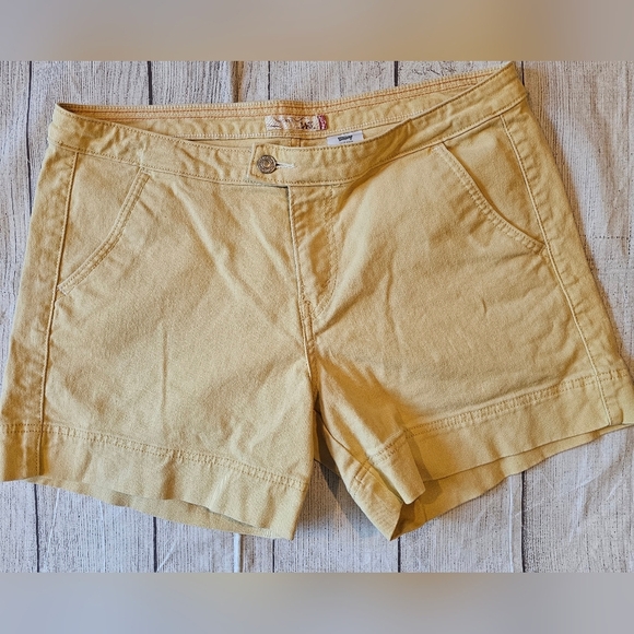 Levi's 545 Shorts Women’s Size 10 Butter Yellow Flap Pockets Denim Jean 5 Inch - Picture 2 of 10